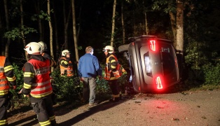 Auto bei glimpflichem Unfall in Krenglbach an Baum angelehnt zum Stillstand gekommen