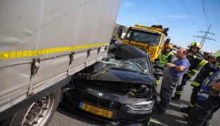 Drei teils Schwerverletzte: Auto auf Innkreisautobahn bei Weibern in LKW-Heck gekracht
