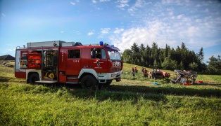 Traktor samt Strohballenpresse auf steilerer Wiese in Eberstalzell überschlagen