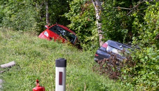 Autos nach Kollision in Ansfelden in Böschung gelandet