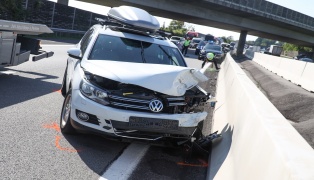Schwerer Verkehrsunfall mit drei beteiligten Autos auf Welser Autobahn bei Wels-Oberthan