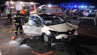 Autolenkerin nach schwerem Verkehrsunfall auf Kremstalstraße bei Ansfelden aus Unfallwrack befreit
