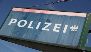 Alkoholisierte Autolenkerin in Wels durch Polizei gestoppt - Kleinkind saß auf Schoß der Mutter