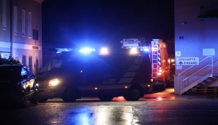Einsatzkräfte zweier Feuerwehren bei Kabelbrand in einem Gebäude in Eferding im Einsatz