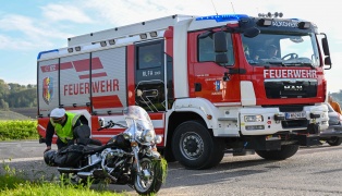 Motorradlenker bei Streifkollision auf Eferdinger Straße in Alkoven verletzt