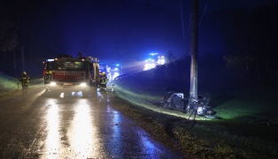 Tödlicher Verkehrsunfall: Autolenker (39) starb nach Kollision mit Strommast in Neukirchen am Walde