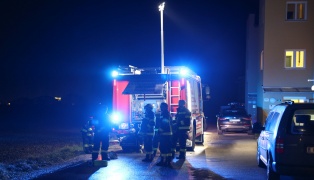 Vermeintlicher Brand in einem Mehrparteienwohnhaus in Pinsdorf war zum Glück nur geplante Übung