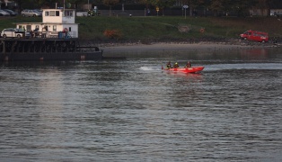 Personenrettung: Großeinsatz der Feuerwehr wegen gekentertem Drachenboot auf Donau bei Ottensheim
