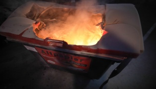 Brand eines Altpapiercontainers in Marchtrenk sorgte für Einsatz der Feuerwehr