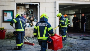 Brand in einem Schaufenster eines Geschäftes in Braunau am Inn