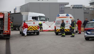 LKW-Lenker nach internem Notfall in Ansfelden durch Feuerwehr aus Fahrerkabine gerettet