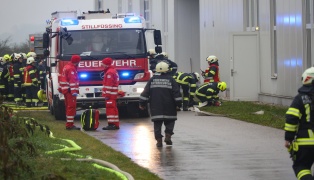 Acht Feuerwehren bei Brand bei einem Unternehmen in Waizenkirchen im Einsatz