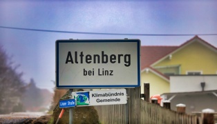 Einsatzkräfte bei Personenrettung nach Forstunfall in Altenberg bei Linz im Einsatz