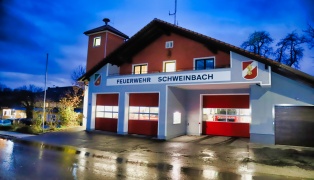 Person in Engerwitzdorf im Dachbereich eingeklemmt und durch Feuerwehr befreit