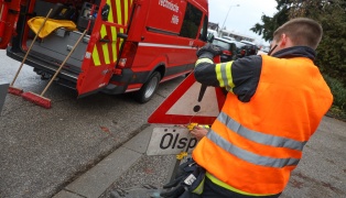 Stellenweise intensive Ölspur beschäftigte Feuerwehr in Wels