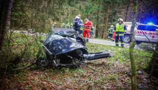 Auto gegen Baum: Schwerer Unfall auf Lamprechtshausener Straße bei Neukirchen an der Enknach