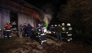 Neun Feuerwehren bei Brand in der Garage eines Vierseitenhofes in Wolfsegg am Hausruck im Einsatz