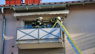 Drei Feuerwehren bei Brand auf Balkon in Pregarten im Einsatz