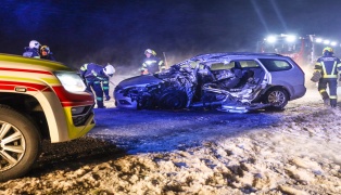 Schwerer Crash zwischen Schneepflug und PKW in Eberschwang fordert einen Schwerverletzten