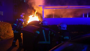 Brandheißer Jahreswechsel für Einsatzkräfte in Wels - Siedlungsgebiet durch Polizei abgesperrt