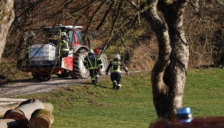 Brand einer Waldhütte in Weyregg am Attersee sorgt für Einsatz von sieben Feuerwehren