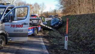 Auto bei Unfall in Ansfelden in der Böschung gelandet