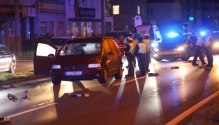 Frau auf Wiener Straße bei Pasching von Auto erfasst und schwerst verletzt