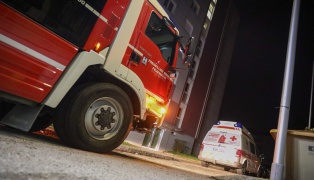 Feuerwehr bei Unterstützung des Rettungsdienstes in einer Wohnung in Wels-Vogelweide im Einsatz
