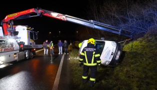 Kleintransporter bei Unfall auf Steyrer Straße in Dietach in Seitenlage zum Stillstand gekommen