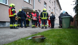 Vier Feuerwehren bei angebranntem Kochgut in einer Wohnung in Ansfelden im Einsatz