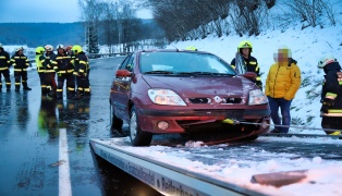 PKW bei Verkehrsunfall in Helfenberg überschlagen