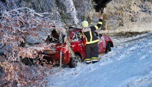 Zwei verletzte Personen bei Verkehrsunfall in Bad Leonfelden durch Feuerwehr aus PKW befreit