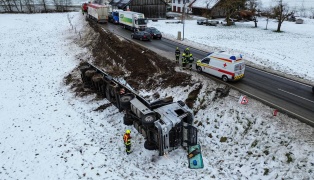 LKW auf Lamprechtshausener Straße bei Neukirchen an der Enknach von Straße abgekommen und umgestürzt