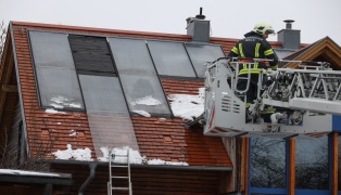 Abdeckplatte eines Solarkollektors drohte in Wels-Lichtenegg vom Dach eines Hauses zu stürzen