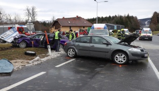 Schwerer Kreuzungscrash auf Pyhrnpass Straße bei Schlierbach fordert mehrere Verletzte