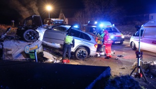 Auto bei Verkehrsunfall in Eberstalzell frontal gegen Buswartehäuschen gekracht