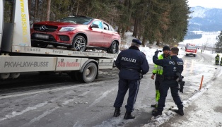 Flüchtendes Auto bei Verfolgungsjagd mit Polizei in Windischgarsten verunfallt
