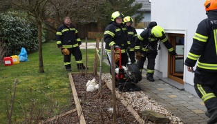 Feuerwehr bei Chlorgasaustritt im Keller eines Hauses in Pucking im Einsatz