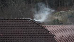 Schnelle Entwarnung nach befürchtetem Gebäudebrand in Pinsdorf