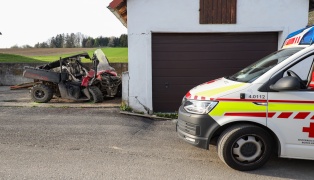 Quad kracht gegen Garagenmauer: Zwei Schwerstverletzte bei folgenschwerem Unfall in Prambachkirchen