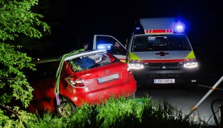 Lenkerin bei Verkehrsunfall in Tragwein mit PKW überschlagen und verletzt
