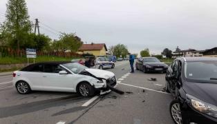 Kreuzungsunfall auf Lamprechtshausener Straße bei Braunau am Inn fordert eine verletzte Person