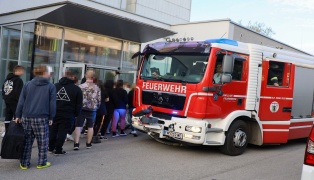 Schnelle Entwarnung nach Brandalarm in einem Schülerwohnheim in Wels-Pernau
