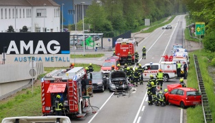 Schwerer Verkehrsunfall mit drei beteiligten PKW auf Lamprechtshausener Straße bei Braunau am Inn