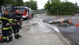 Blutspur in Wels-Neustadt: Feuerwehr längere Zeit bei Reinigung eines Straßenzuges im Einsatz