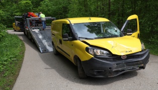 Lenker in einer Kurve bei Eberstalzell mit Post-Zustellfahrzeug verunfallt