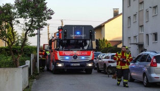 Gemeldeter Brand in einem Mehrparteienhaus in Pasching stellte sich als falscher Alarm heraus