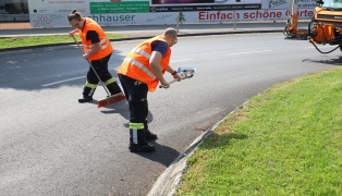 Glassplitter nach Verkehrsunfall in Wels-Innenstadt durch Feuerwehr entfernt
