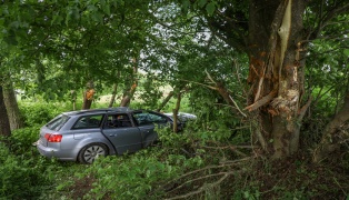 Auto auf Innviertler Straße bei Grieskirchen frontal gegen mehrere Bäume gekracht