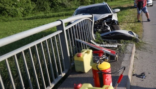 Autolenker in Gunskirchen mit PKW gegen Brückengeländer gekracht